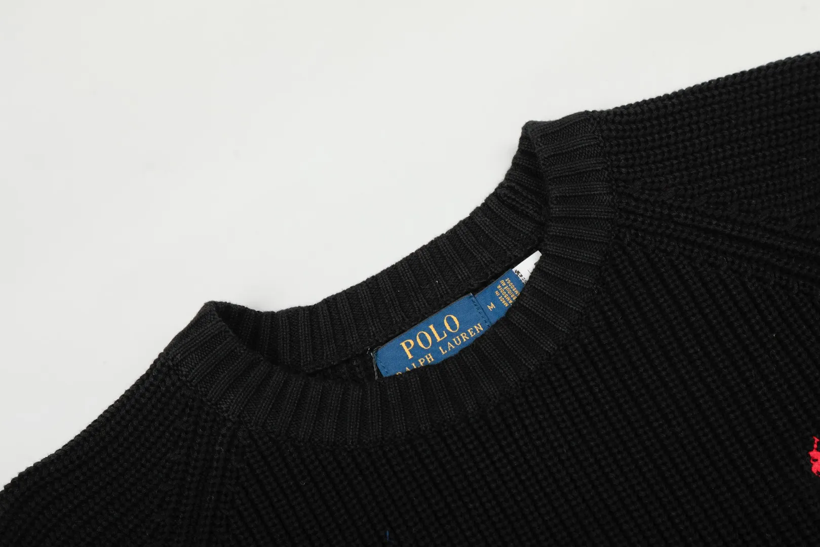 P220 Top quality" Style number: DS812# (not off the shelves all year round) [Ralph Lauren round neck piqué knitted sweater with war horse embroidery on the front and back] ✅Ralph Lauren classic basic versatile round neck pullover sweater for men and women ✅Main supply platform live broadcast Wholesale entity Replenish if out of stock Not removed from the shelves ✅ZP quality 1:1 version Scan the code to enter the GF website Counter quality ✅Detailed quality The only one in Guangzhou Imported quality cotton yarn Mainly high-end, cost-effective, good quality needless to say ✅The version is restored to the original order, the maximum size can be worn up to 200 pounds, loose, comfortable and stress-free ✅The upper body is simple and easy to match, ootd must-have style, good-looking clothes are never picky, a must-have item in the wardrobe is recommended. Size: S-XL Color: White, gray, khaki, navy blue, brown, burgundy, black with white label, black with red label